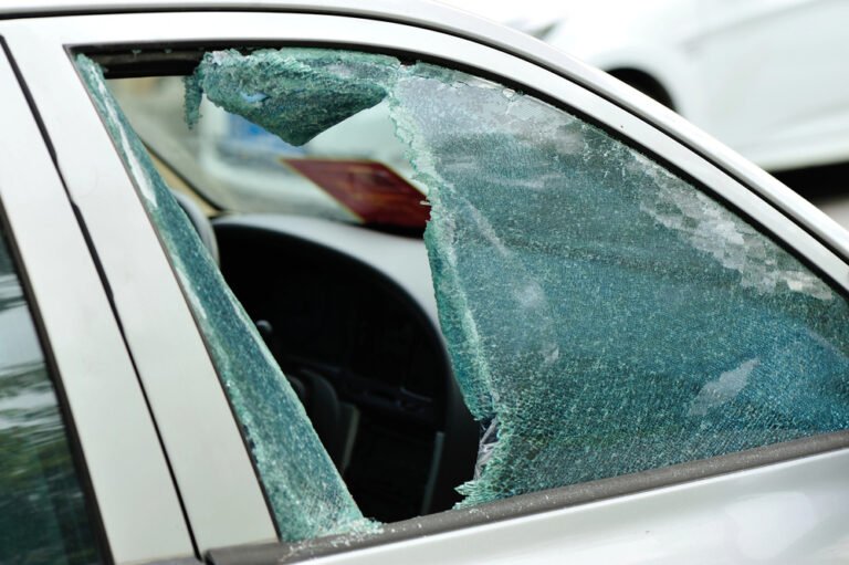 Read more about the article Benefits of Professional Auto Glass Repair Service